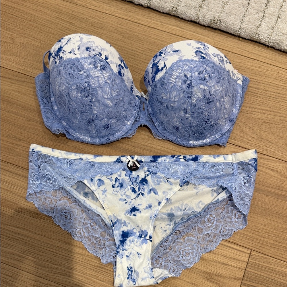 La Vie En Rose Blue and White Lace Bra Set